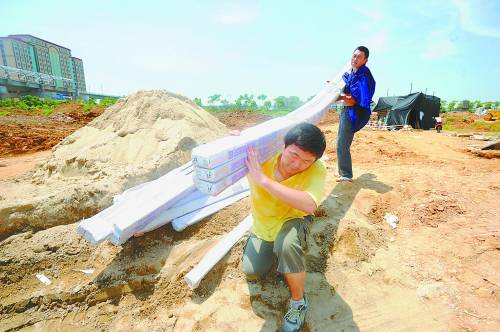 湖北大学生40度高温下打工挣学费