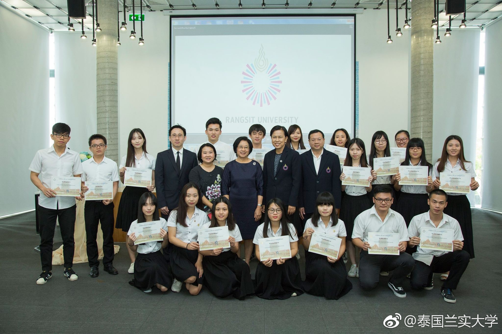 教学楼和学生上课