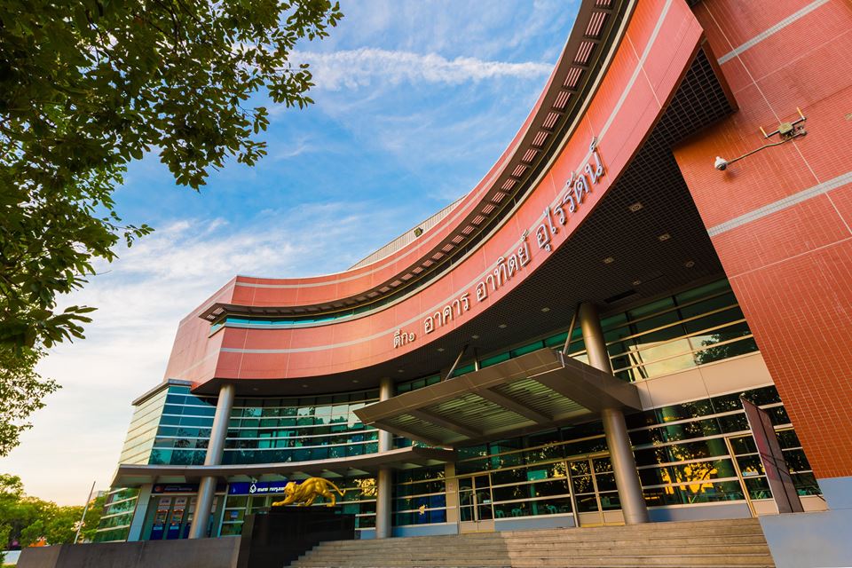 教学楼和学生上课