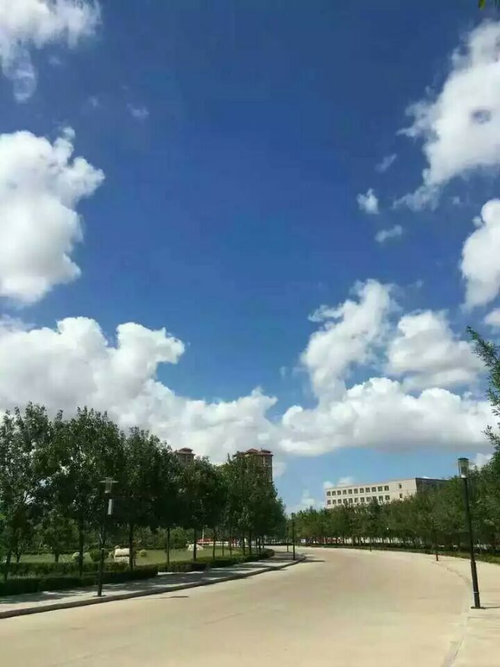 山海院环形路蓝天白云