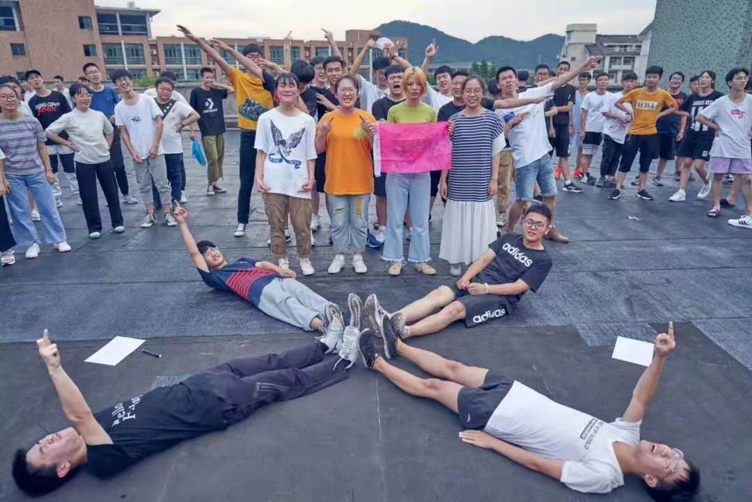 学生在杭州校区体育课场景