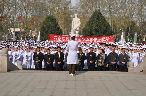 清明节学校师生在柯棣华大夫墓前重温柯棣华事迹 清明节学校师生在柯棣华大夫墓前重温柯棣华事迹