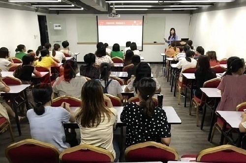 汕头育婴师即将年薪20万  你不相信
